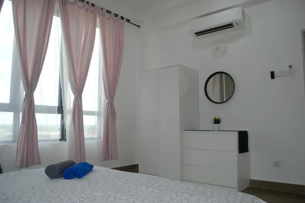 Zulanie Suite Troika Residence, SPACIOUS AND COZY WITH POOL, Free Wifi & Netflix in Golden Triangle of Kota Bharu