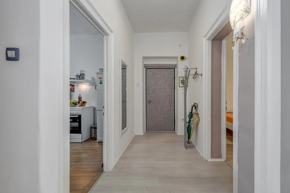 Large 100 m2 apt w Balcony in the Heart of Split