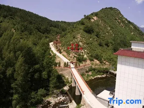 Wuling Mountain's Shouyuzirangjingba Guesthouse