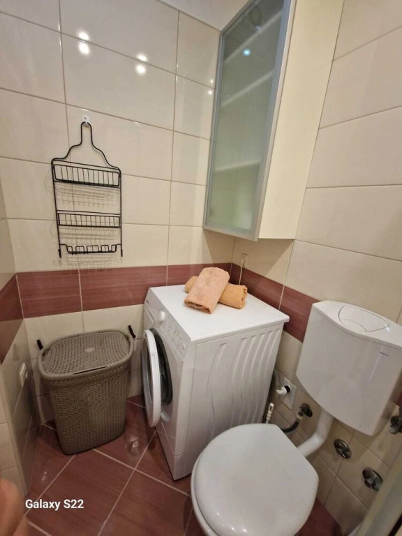 Coastal Apartment - Sleeps 6, Balcony & Parking