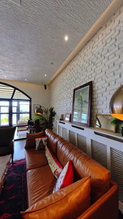 8 Rooms Hotel