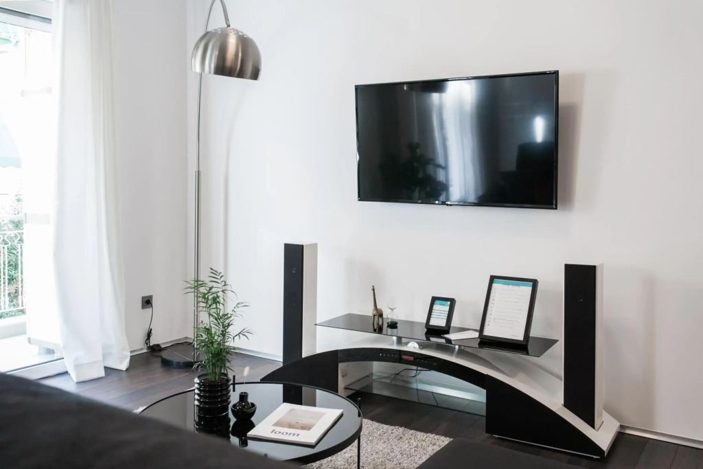 Industrial 1BR Apartment in Ampelokipoi Area by UPSTREET