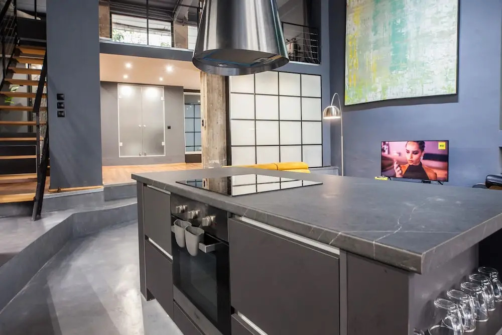 Modern Industrial Apt In Neos Kosmos