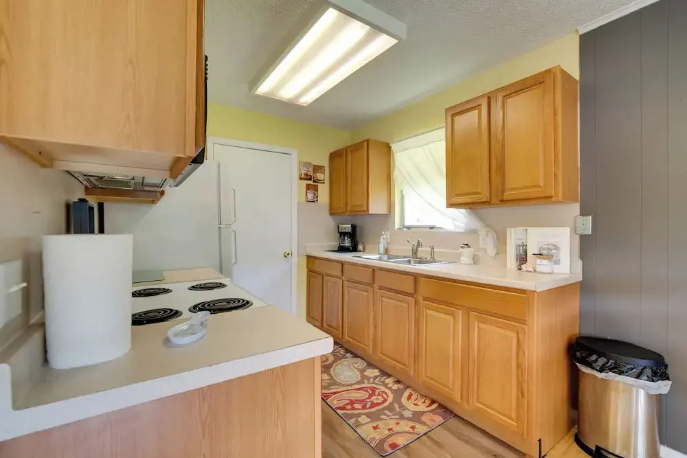 Docks + Balcony: Peaceful River Abode in Dunnellon