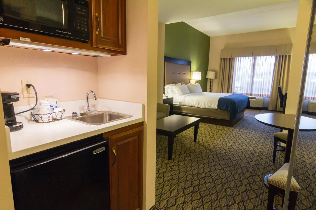 Holiday Inn Express and Suites Winchester by IHG
