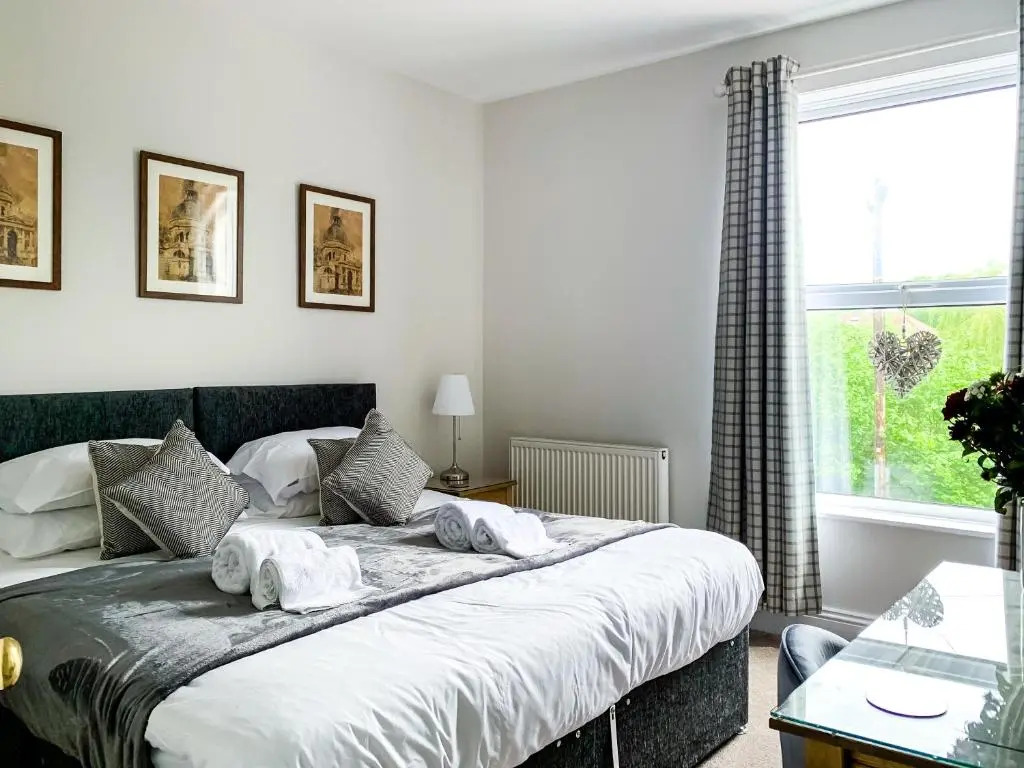 Maple House - Free Parking - Holiday Home - Sleeps 12 With Sister Property
