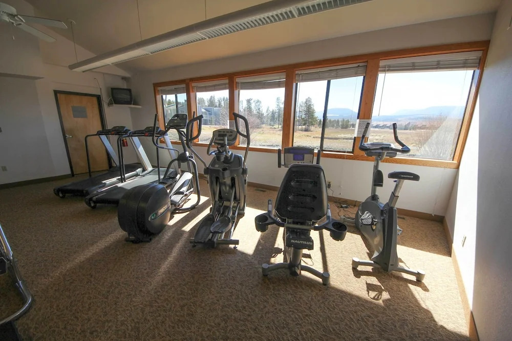 Condo w/ Balcony & Views - Steps to Ski Shuttle!
