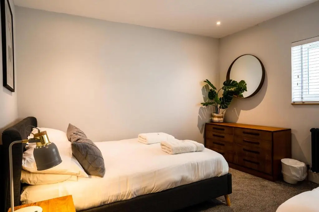 Central, stylish 3 bed apartment with sea views