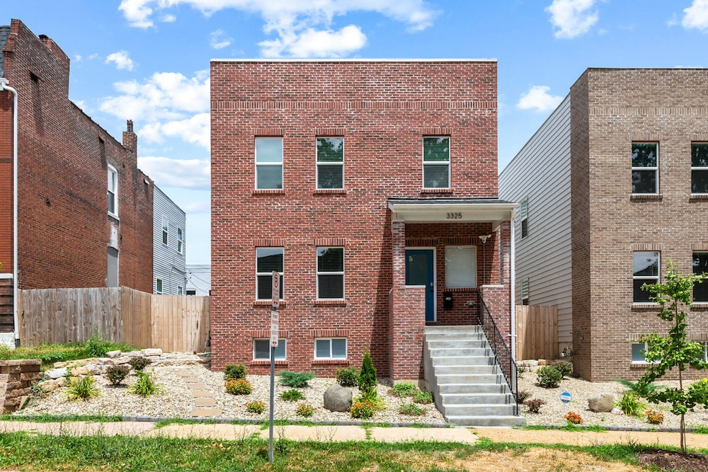 3325: Bright Urban Comfort by JZ Vacation Rentals