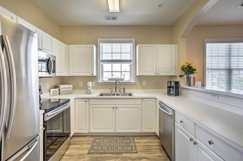 Barefoot Resort Condo w/ Pool, Tennis Court Access