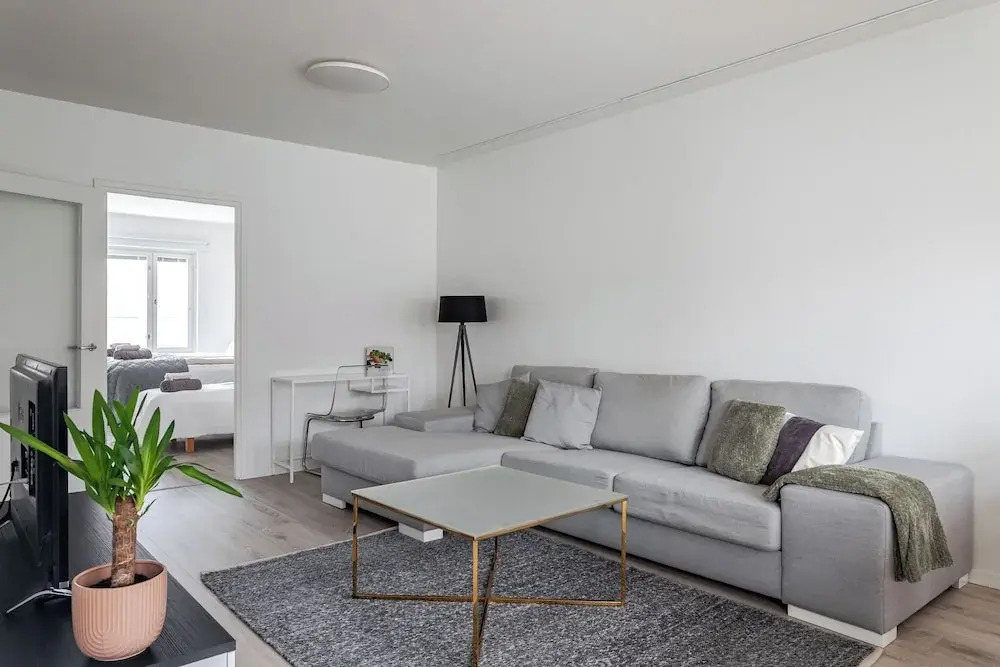 2BR Apt near Center with Free Parking