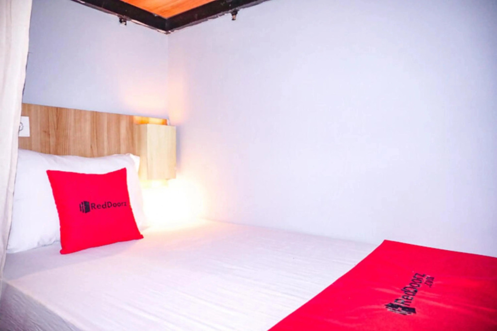 RedDoorz near Lippo Mall 2