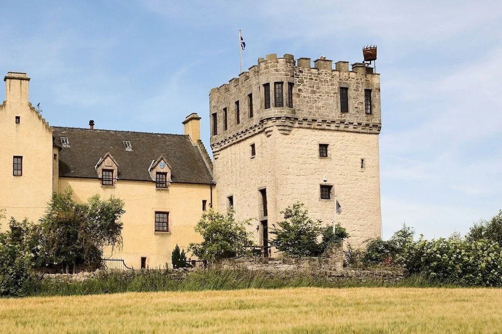 The Tower at Plane Castle-sleeps 4-pets Ok-parking