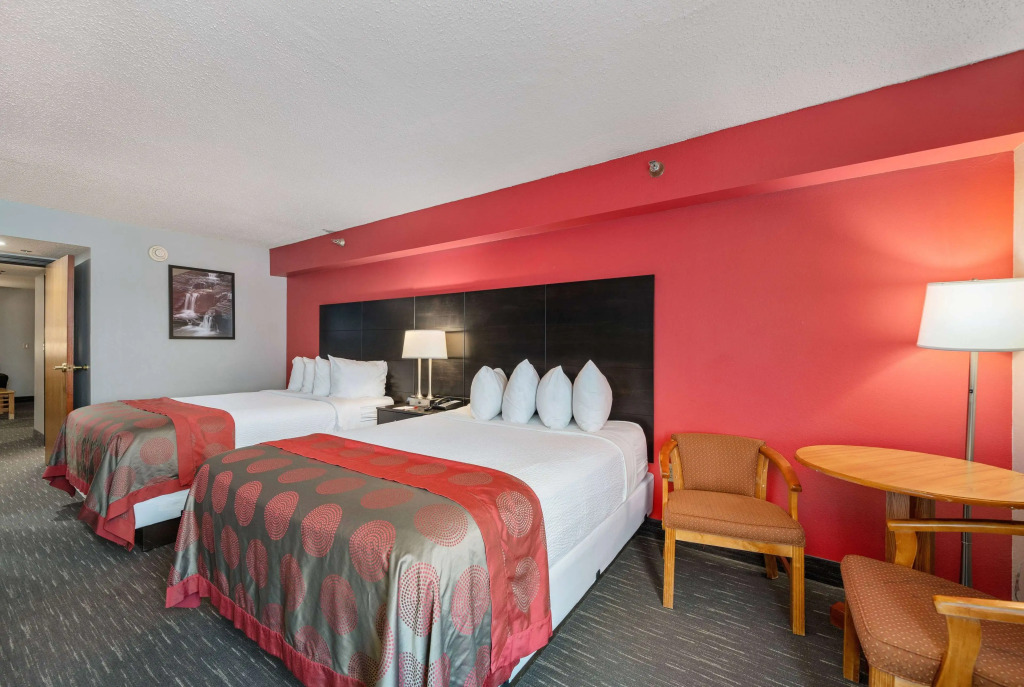 Ramada by Wyndham Sioux Falls Airport - Waterpark Resort & Event Center