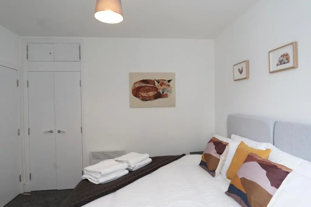 GreenStar Apartments - Short Walk Away Into Dundee City Centre - 6 Individual Properties from 1 to 3 Bedrooms - Short & Long Stay Offers