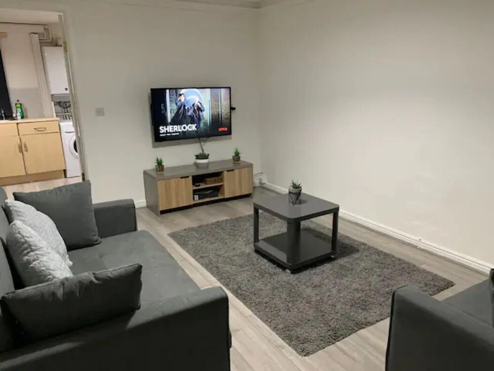 ✰Convenient 2 Bedroom Apt Close To Centre - Parking✰