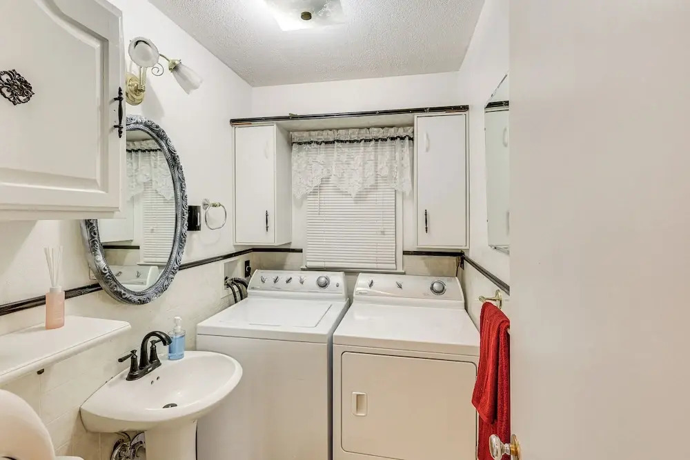 6 Mi to Dtwn: Cozy Omaha Apt w/ Private Yard!