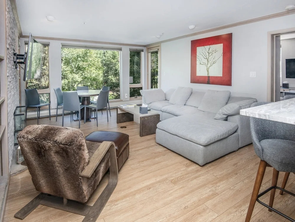 Gateway Plaza R4 2 Bedroom Condo by RedAwning