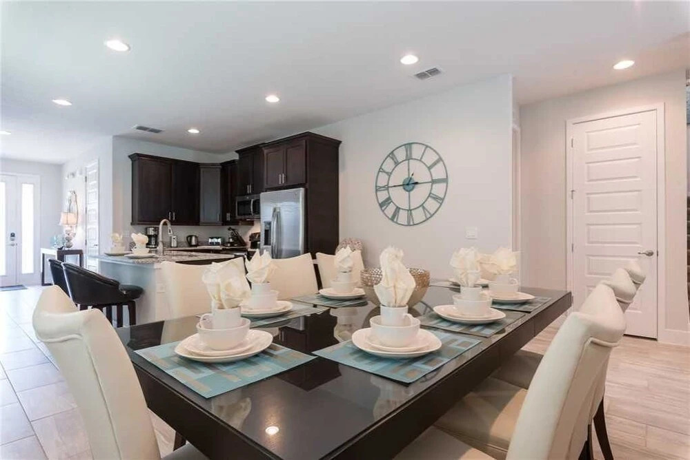 Reunion Beauty 8 Bedroom Home with Private Pool and Spa
