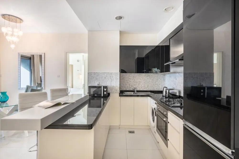 Amazing 1 BR Apartment Damac Mall Street