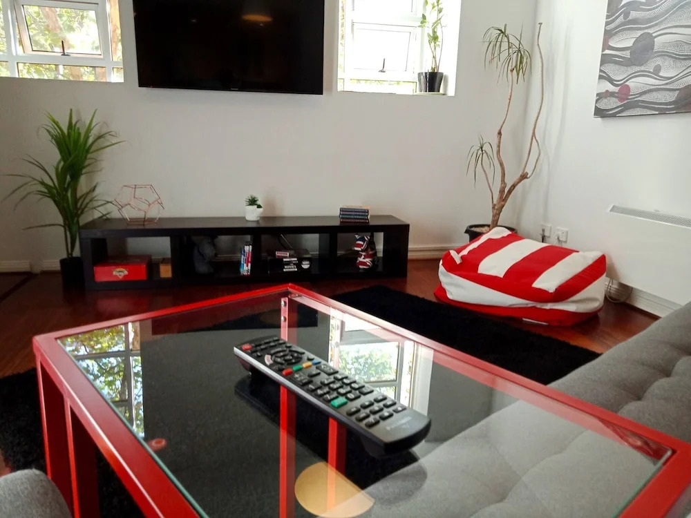 Melbourne City Oasis 2-bedroom Art Deco Apartment With Gym, Carpark, Pool, Wine