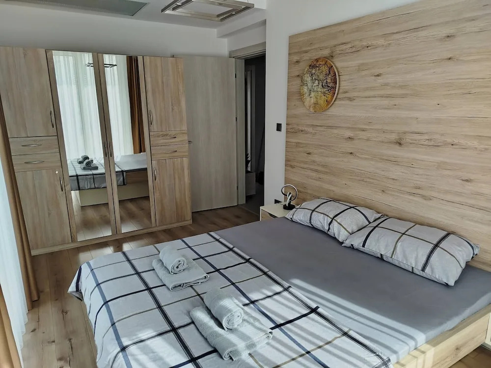 Luxury 19th Floor Condo With Pool, Gym & City View