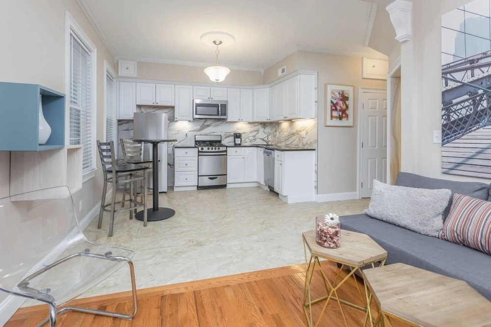 Newly Decorated 2BR in North End/little Italy