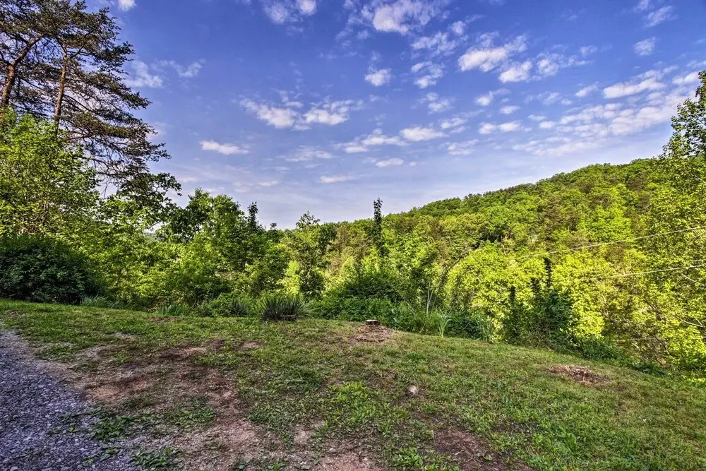 Secluded Cabin w/ Hot Tub, 3 Mi to Pigeon Forge!