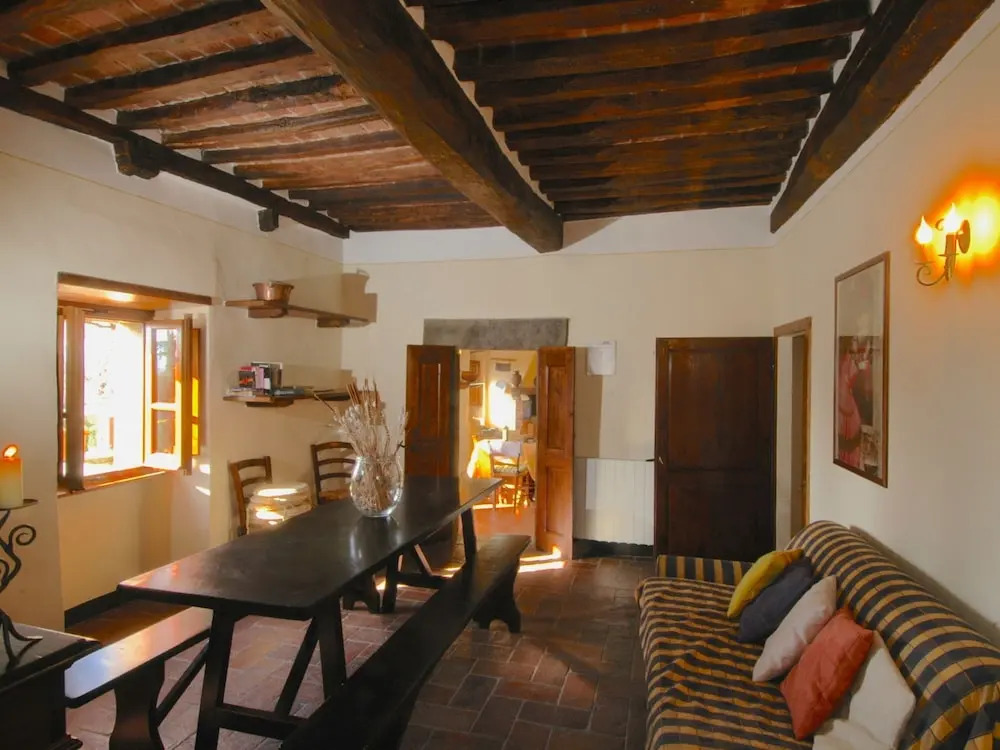 Agriturismo near Cortona with Spacious Garden & Swimming Pool