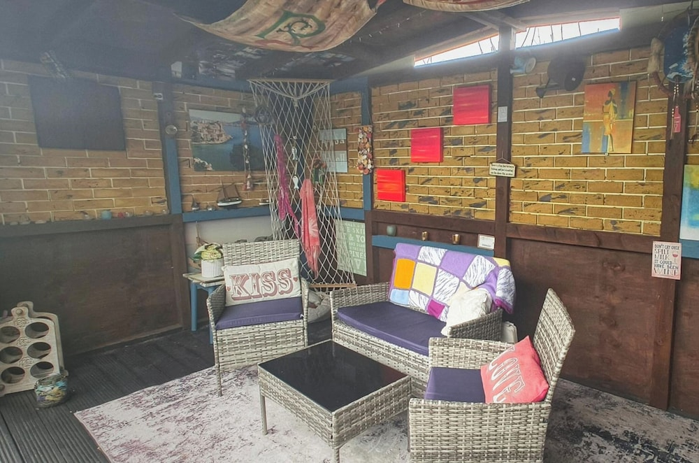 Near Beach - Garden - Pets - Parking - Sleeps 4