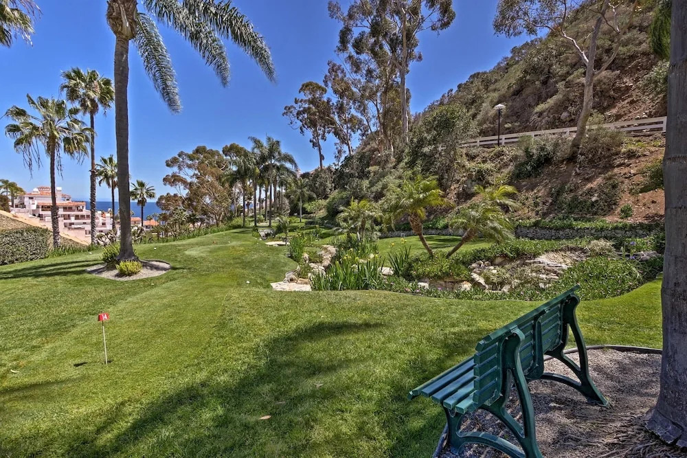 Ocean-view Hamilton Cove Penthouse W/ Pool & Gym 1 Bedroom Villa