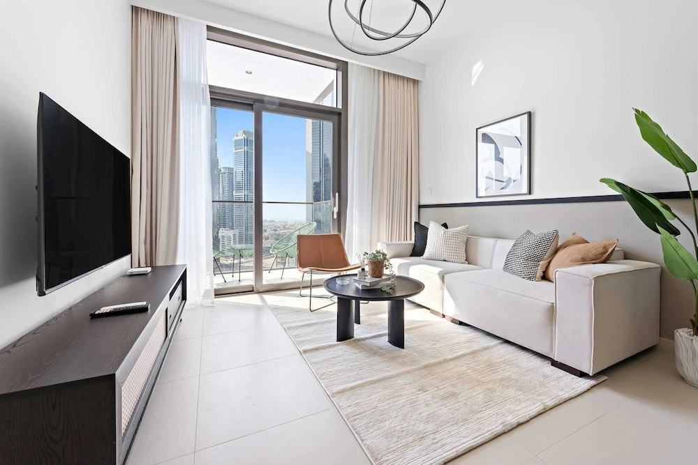 Silkhaus Stylish 1BR Pool Gym Burj Crown