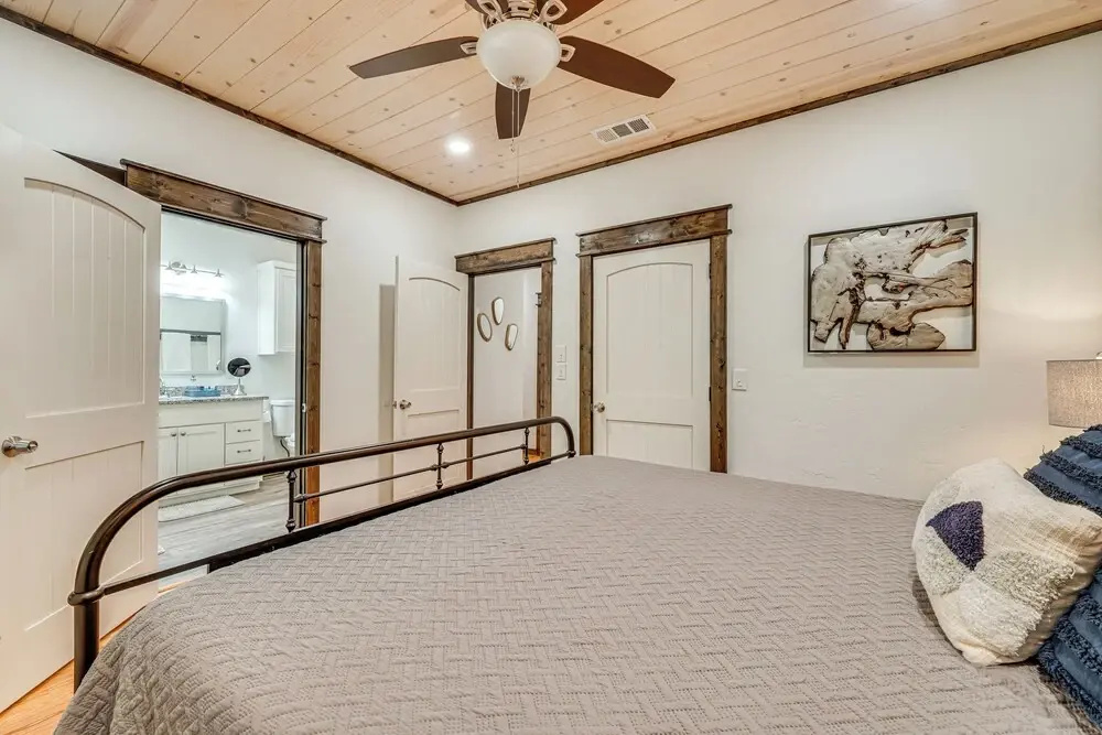 Modern, Luxe Cabin in Broken Bow w/ Hot Tub!