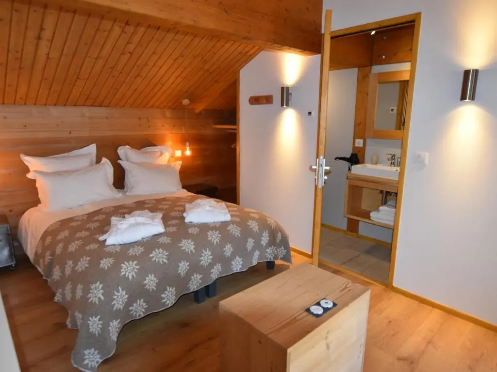 Chalet spacieux, skis aux pieds avec sauna, jacuzzi et salle de sport, proche centre et pistes - FR-1-467-68