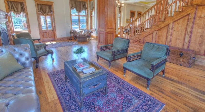 Rock Crest Lodge & Cabins