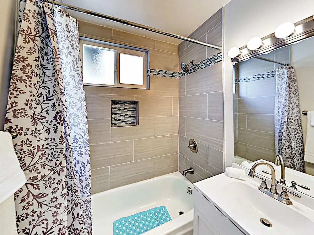 Contemporary Home 3 Bedrooms 2 Bathrooms Home