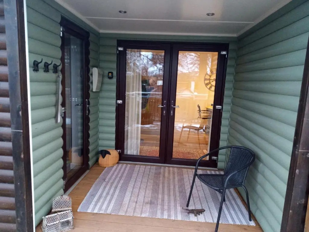 2 Bed Cottage Sleeps 4 -Private Garden -Pets Okay
