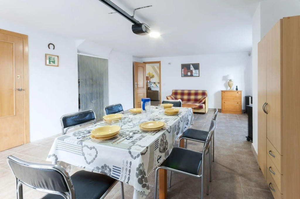 GOLDEN - Chalet with shared pool in Playa de Gandia. Free WiFi