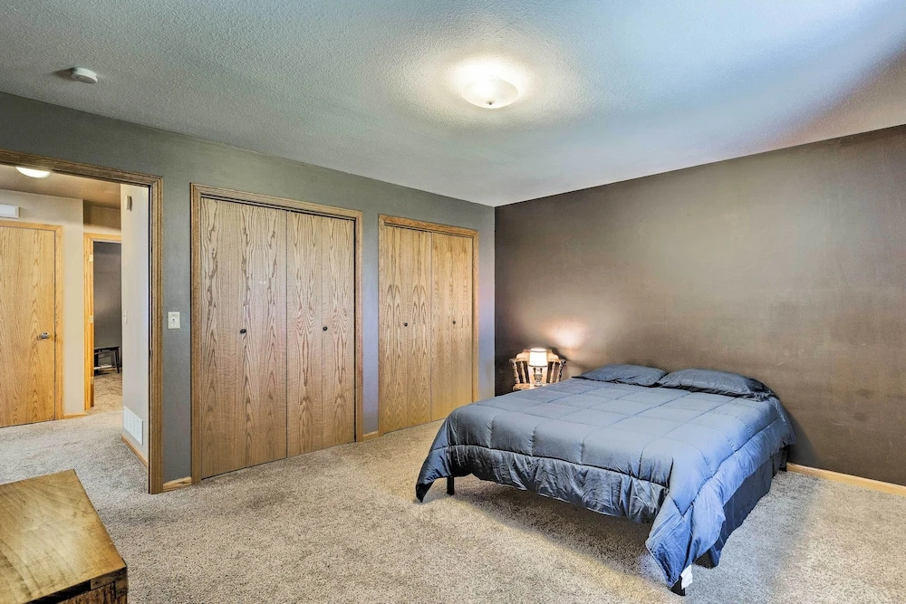 Elwood Townhome w/ Patio - 7 Mi to Johnson Lake