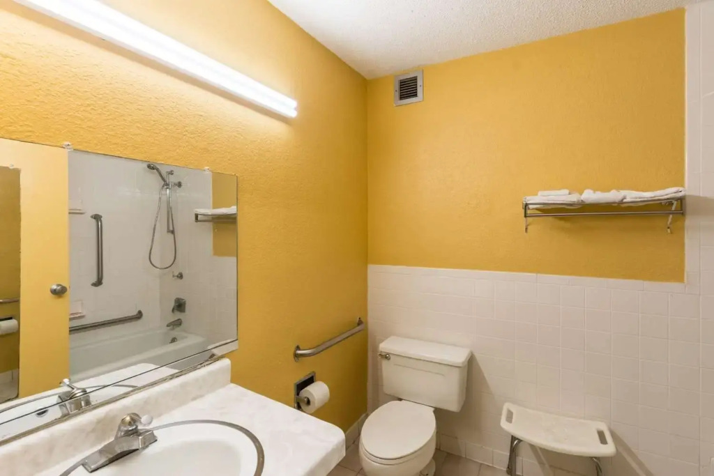 Econo Lodge Inn & Suites