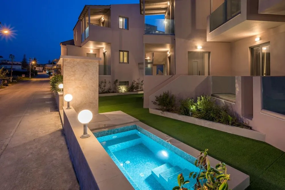 Aegean Breeze Luxury Apartments next to the sea