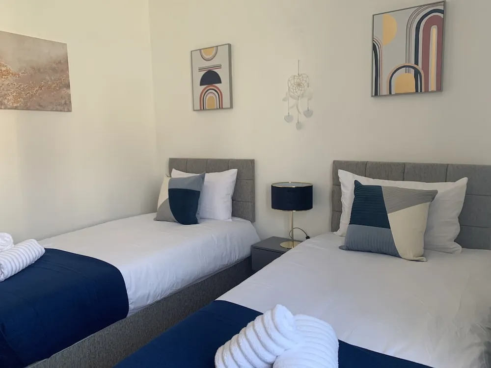 Absolute Stay in Sherwood-free Parking-east Midlands Airport-contractors-family