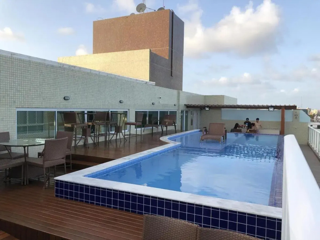 Confortável Flat com piscina de borda infinita na cobertura
