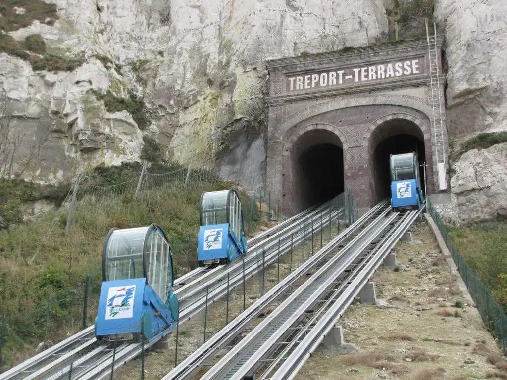 IDÉALEMENT SITUÉ "LE STUDIO" Les Locations ISAHORA sont aussi à 2 pas du Château d'Eu, des Falaises du Tréport, de MERS les Bains et aux portes de la BAIE DE SOMME