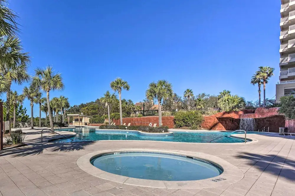 Studio w/ Pool Access - Walk to Miramar Beach!