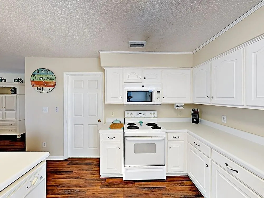New Listing! Updated Coastal - Walk To Beach 4 Bedroom Home