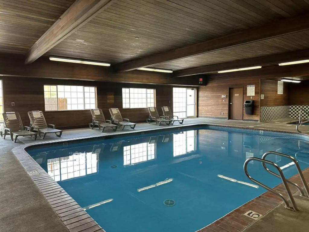 Eagle's View Inn & Suites