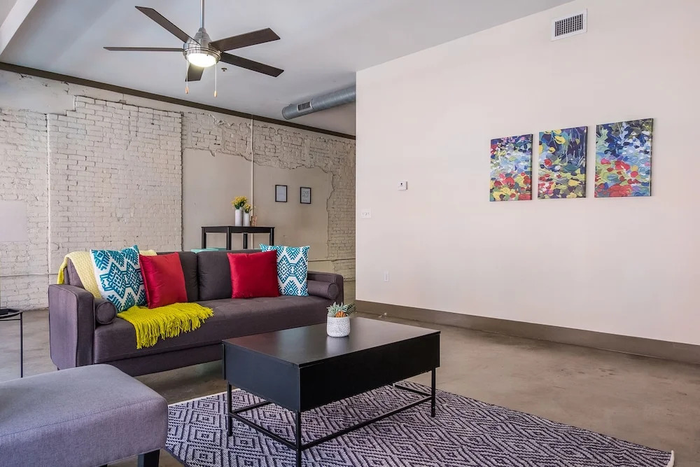 High-Rise Downtown Apts by Frontdesk