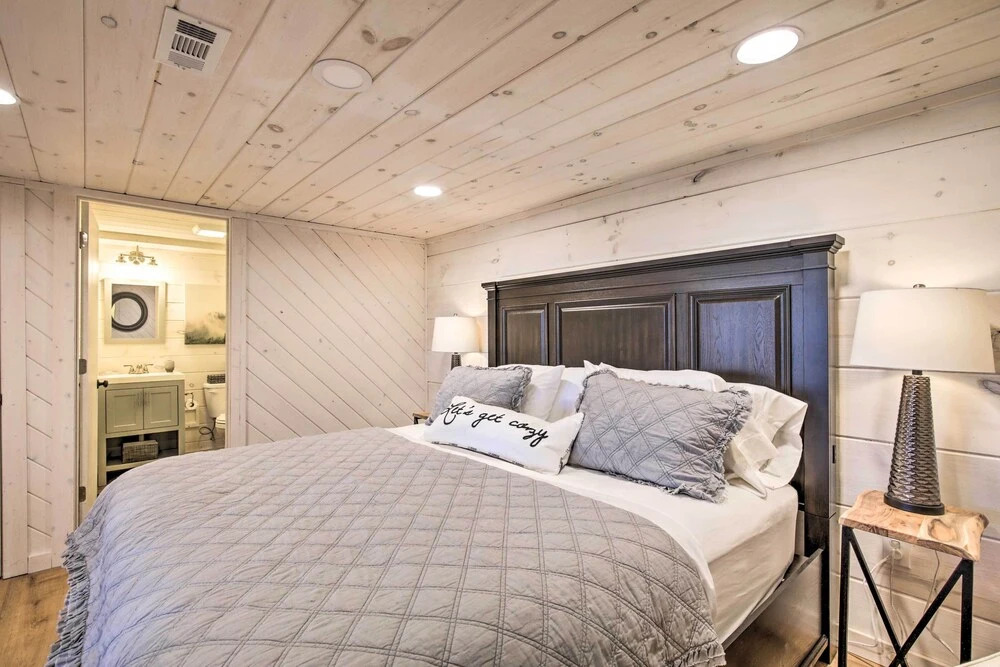 Serene Cabin Getaway w/ 2 Decks + Mountain Views!