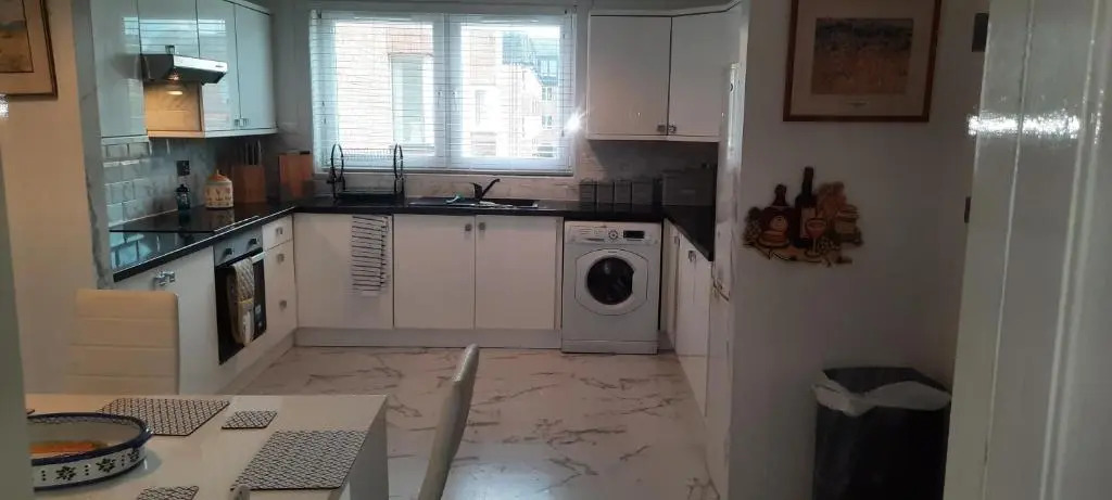 Prime Town Center, Modern, 2 Bedroom Apartment,Free Private Parking, WiFi